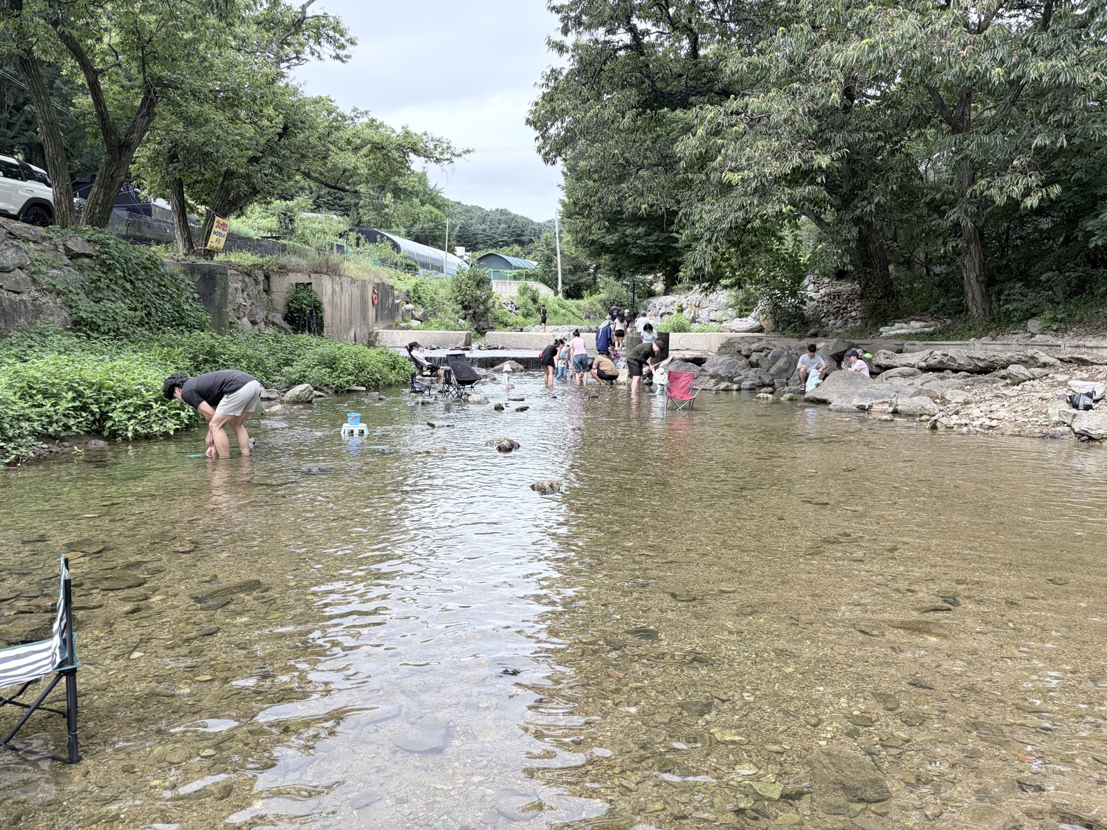 남한산성 계곡에서 물놀이하는 사람들